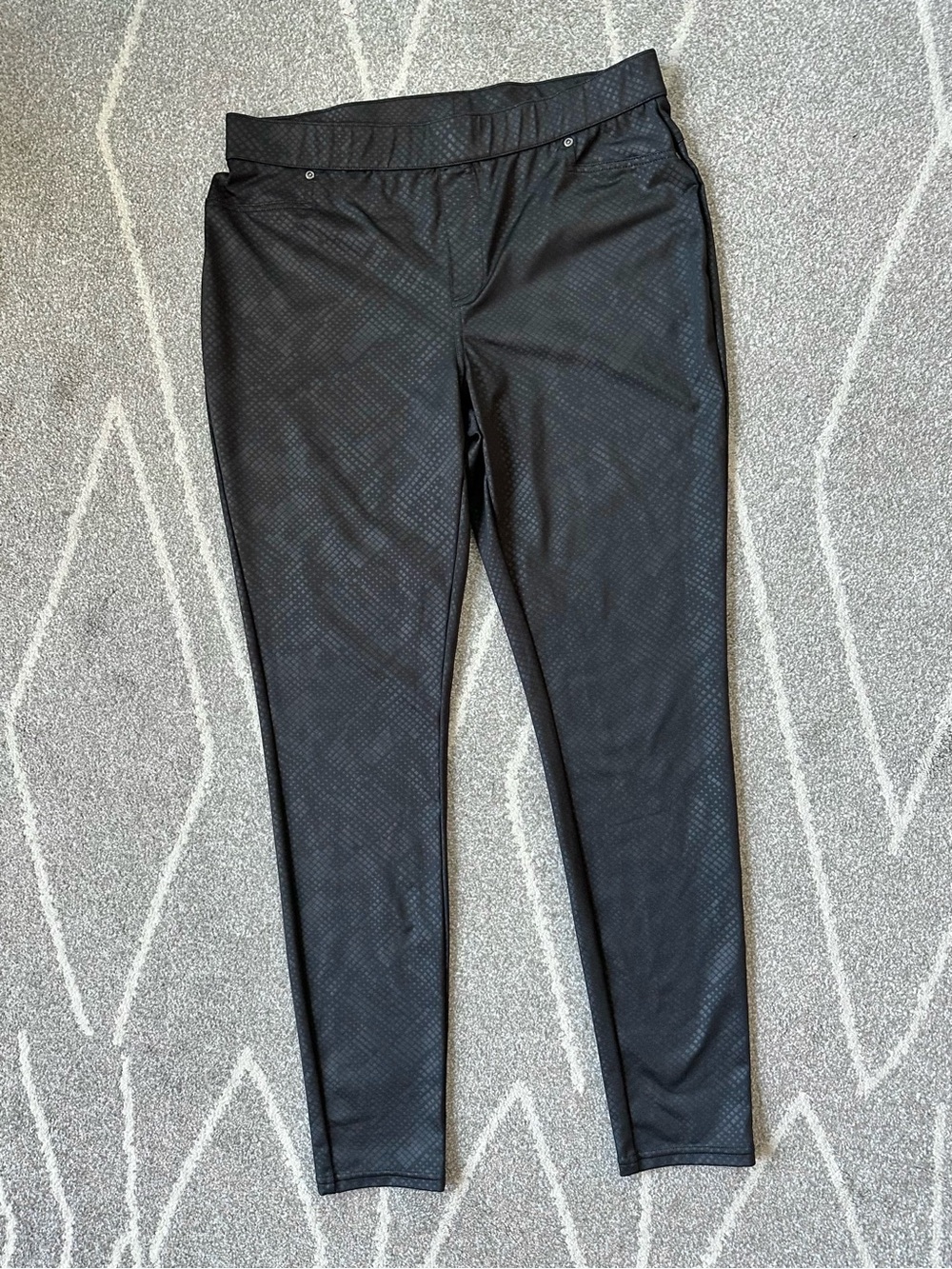 Anna & Ava Black Shark Skin Jegging Leggings